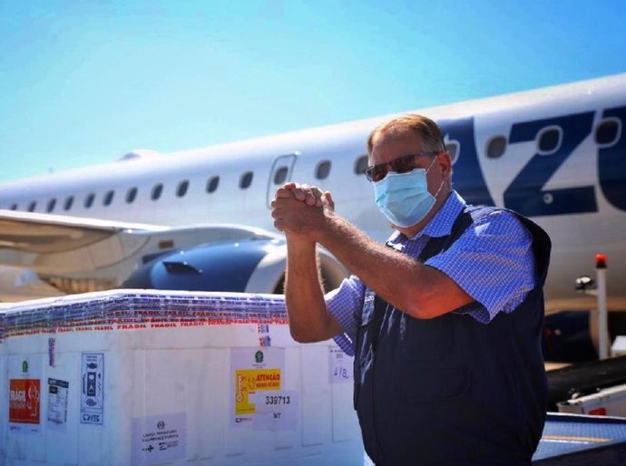 Remessa com 24 mil doses da vacina de Oxford será destinada aos trabalhadores da saúde