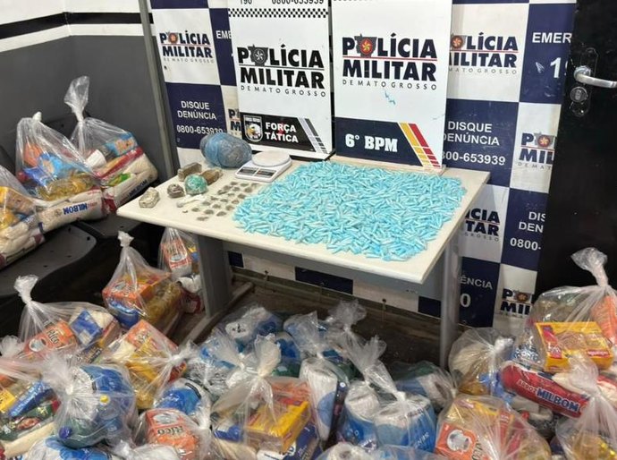 PM apreende cerca de mil porções de drogas e 29 cestas básicas de facção criminosa em Cáceres, MT