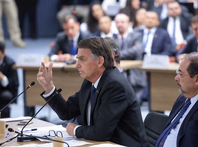 Da minha parte ou de comandantes, nunca se falou em golpe, diz Bolsonaro