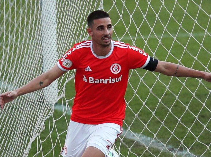 Inter vence e segue líder do campeonato brasileiro