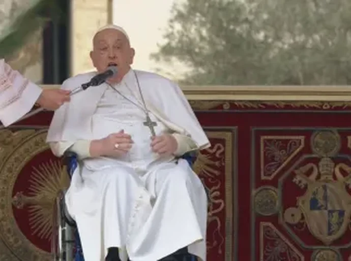 Papa Francisco faz aparição na Praça de São Pedro durante Domingo de Ramos