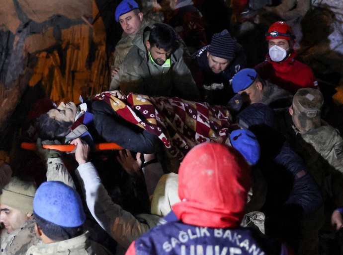 Terremoto deixa mais de 4.300 mortos e milhares de feridos na Turquia e na Síria