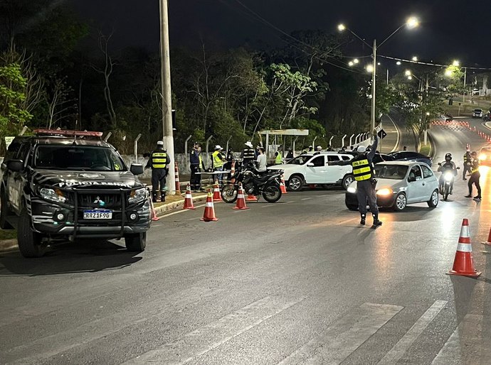 Operação prende 3 motoristas embriagados e remoção de 43 veículos em Várzea Grande