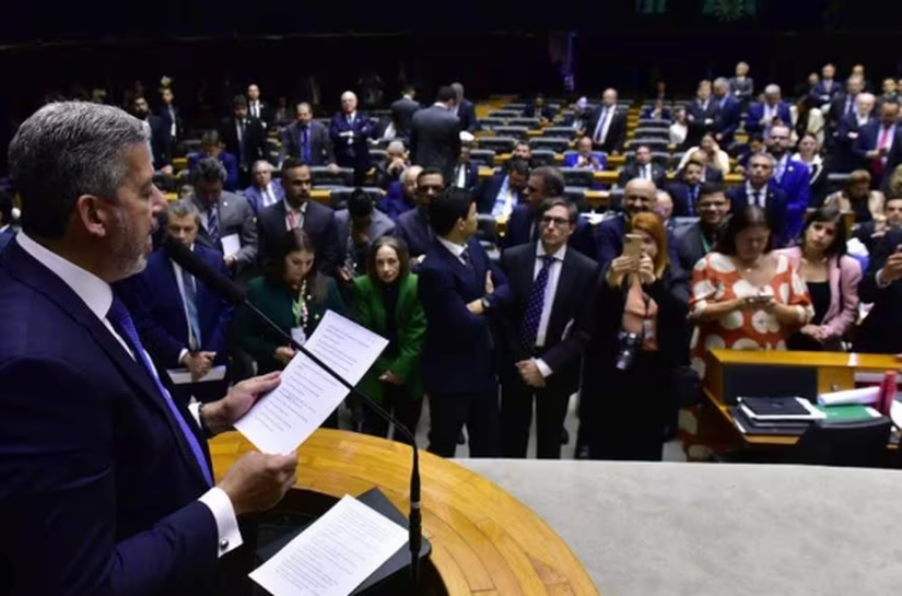Deputados discursam antes de votar reforma tributária