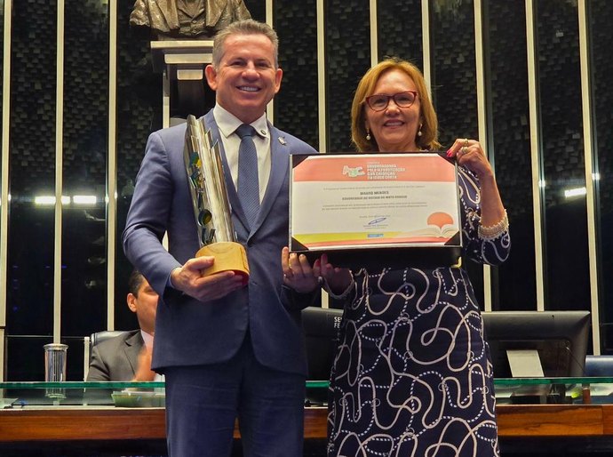 Mauro Mendes recebe Comenda do Senado por avanço na alfabetização infantil em MT