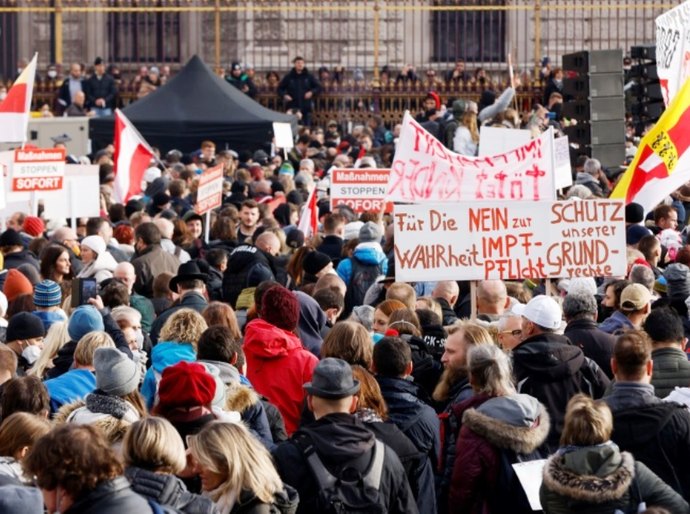 Mundo está entrando em quarta onda de covid-19, diz diretora da OMS