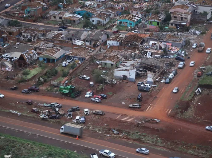 Governo do PR propõe auxílio de R$ 50 mil por família atingida pelo tornado