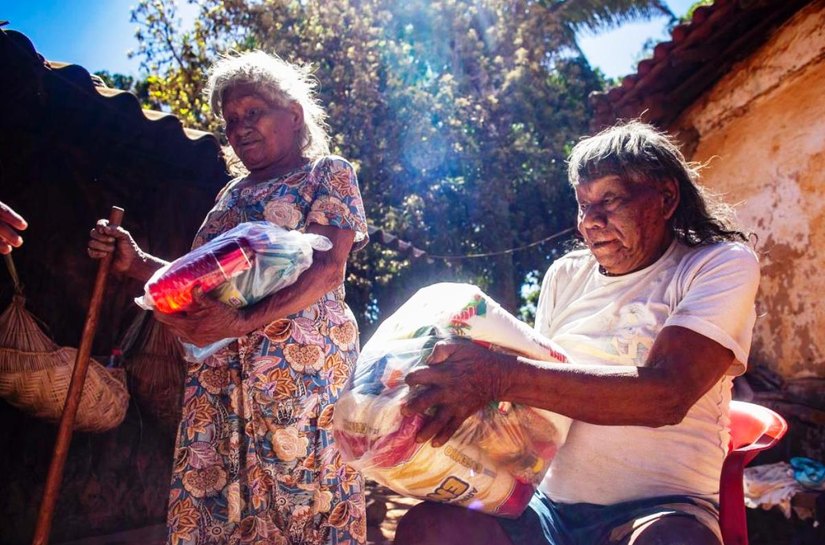 Índios da etnia Xavante recebem cestas básicas e cobertores do Governo de MT