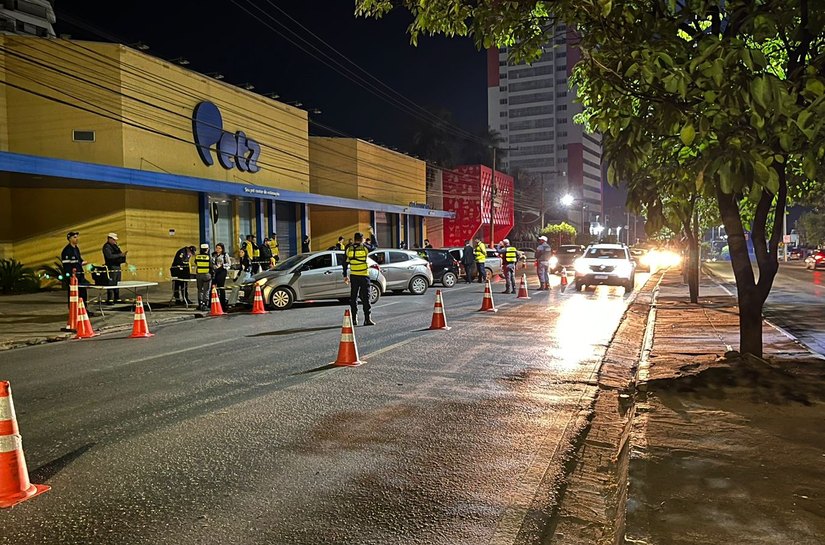 Fiscalização prende 6 motoristas alcoolizados e remove 50 veículos na Miguel Sutil, em Cuiabá