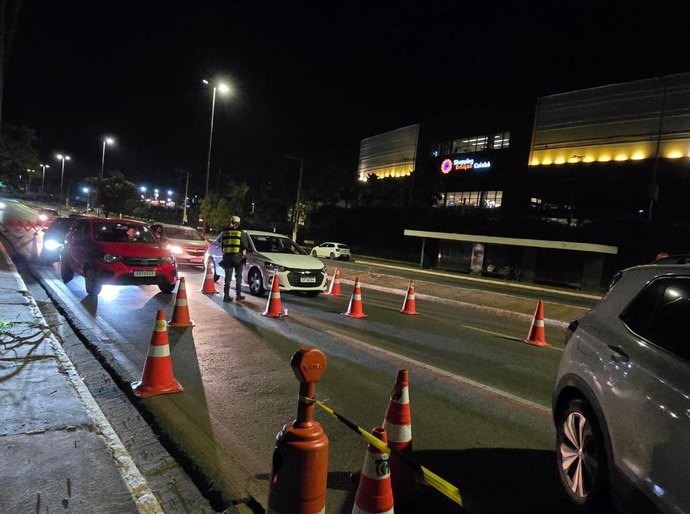 Operações Lei Seca resultam em sete prisões por embriaguez e remoção de 46 veículos em Cuiabá