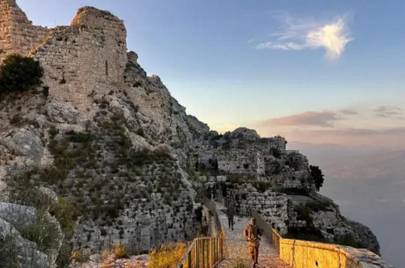Israel toma castelo estratégico no Líbano enquanto expande ofensiva terrestre