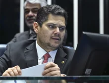 Após oposição ocupar plenário do Senado, Alcolumbre marca sessão remota