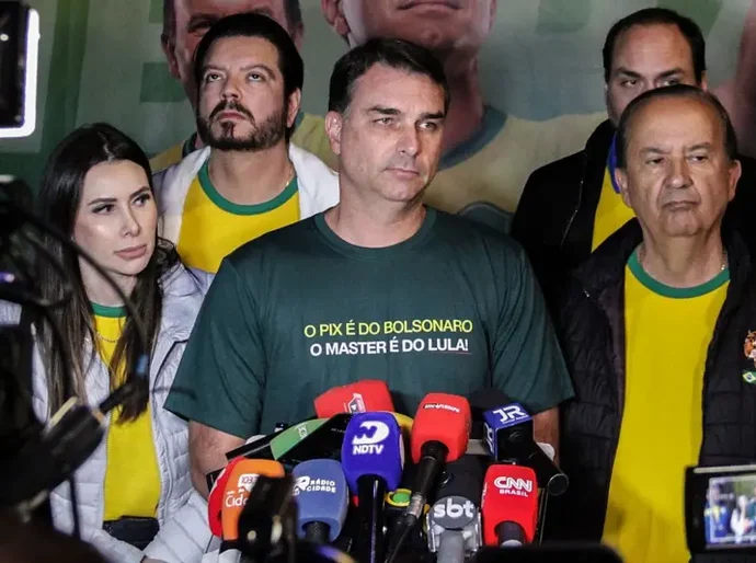 As mudanças nas versões de Flávio Bolsonaro sobre sua ligação com Daniel Vorcaro