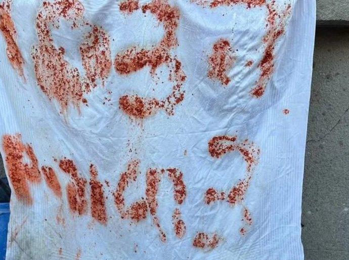 Reféns israelenses mortos por Israel tinham cartaz com 'SOS' escrito com restos de comida