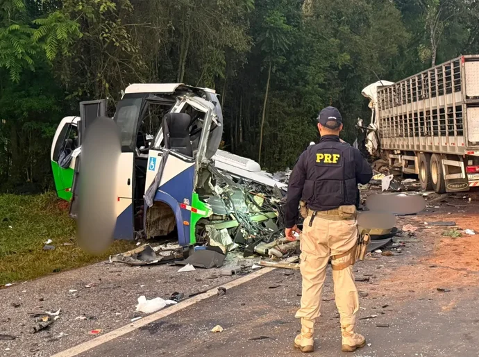Acidente entre micro-ônibus e carreta deixa 23 mortos e cinco feridos no Paraná