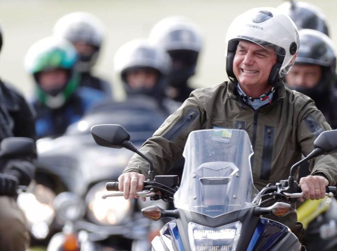 Bolsonaro participa de motociata em Porto Alegre
