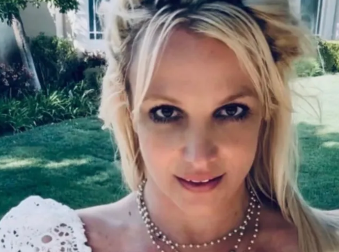 Pelas redes sociais, Britney Spears anuncia fim da carreira