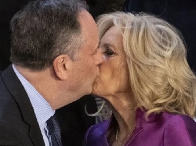 Foi selinho? Beijo de primeira-dama ao cumprimentar marido de vice-presidente chama atenção no Congresso dos EUA