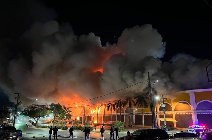 Veja Fotos: Incêndio de grandes proporções acaba com o Shopping Popular em Cuiabá e prejuízos são incalculáveis; não há feridos