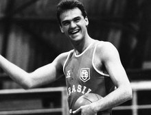 'Lenda', 'imparável', 'genial': veja a repercussão internacional da morte de Oscar Schmidt