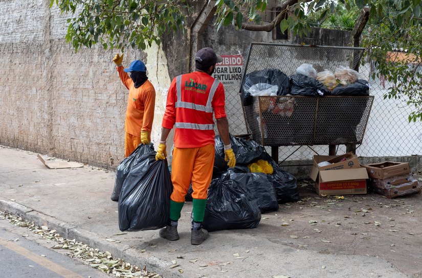 Coleta de lixo atinge 99,3% de cobertura e mobiliza 52 equipes em Cuiabá