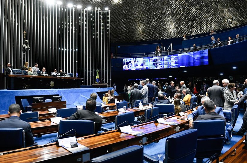 Senado aprova MP que aumenta salário mínimo e amplia isenção do IR