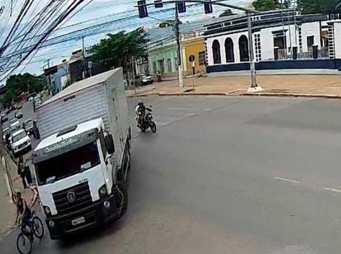 “Não percebi o atropelamento”, diz motorista de caminhão que matou ciclista em Cuiabá