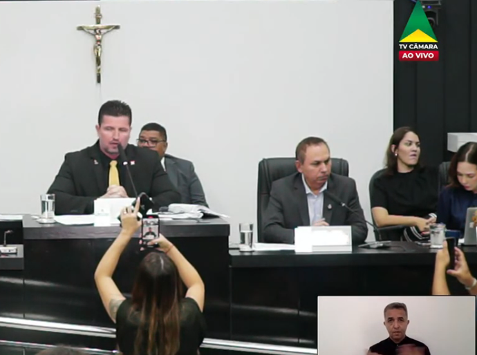 Contrato de R$ 145 milhões assinado por Emanuel Pinheiro é alvo de críticas e suspeitas de prejuízo milionário: “Quem guardou dinheiro no paletó não merece confiança”, dizem vereadores