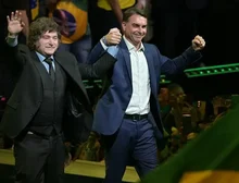 Sem Michelle e com Milei, Flávio oficializa candidatura e promete que Bolsonaro subirá a rampa do Planalto em 2027