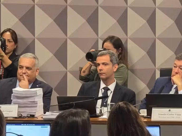 CPMI do INSS rejeita relatório que pedia indiciamento de 'Lulinha' e ex-ministros de Lula e Bolsonaro