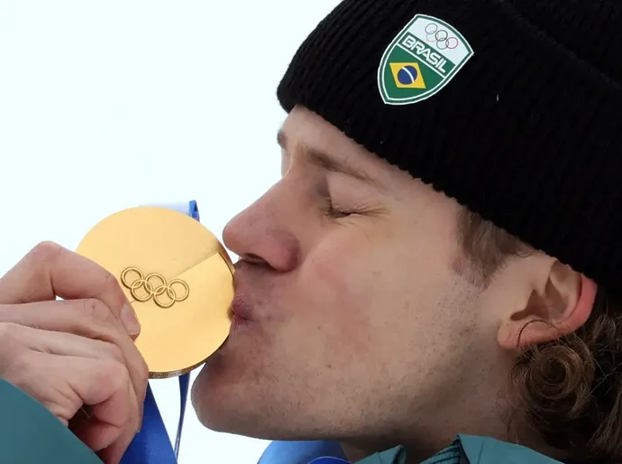 Lucas Pinheiro Braathen ganha ouro e faz história ao conquistar 1ª medalha do Brasil na Olimpíada de Inverno