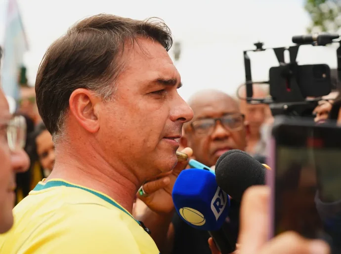Flávio Bolsonaro diz que não irá mais para debate da TV Globo