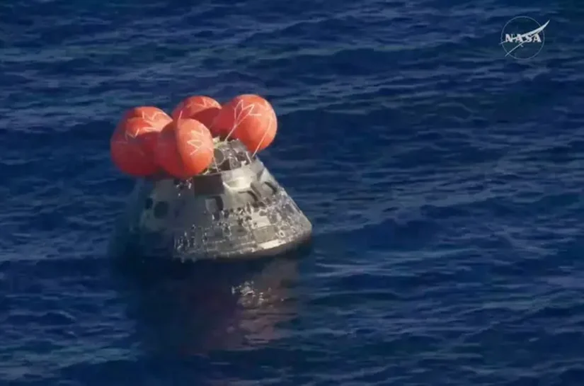 Astronautas da Artemis retornam à Terra e deixam cápsula após pousar no mar
