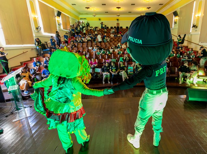 Alunos de Cuiabá são protagonistas de peça de teatro para educação no trânsito
