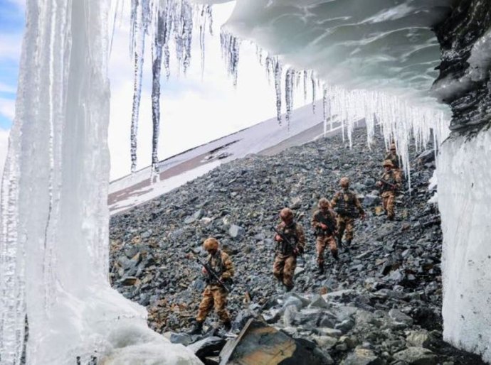 Avalanche no Himalaia prende equipe do exército indiano perto da China