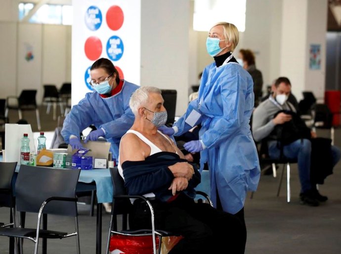 Europa encontra “possíveis vínculos” entre casos raros de trombose e a vacina da AstraZeneca