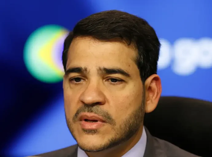 Governo tenta adiar sabatina de Messias, mas Alcolumbre resiste