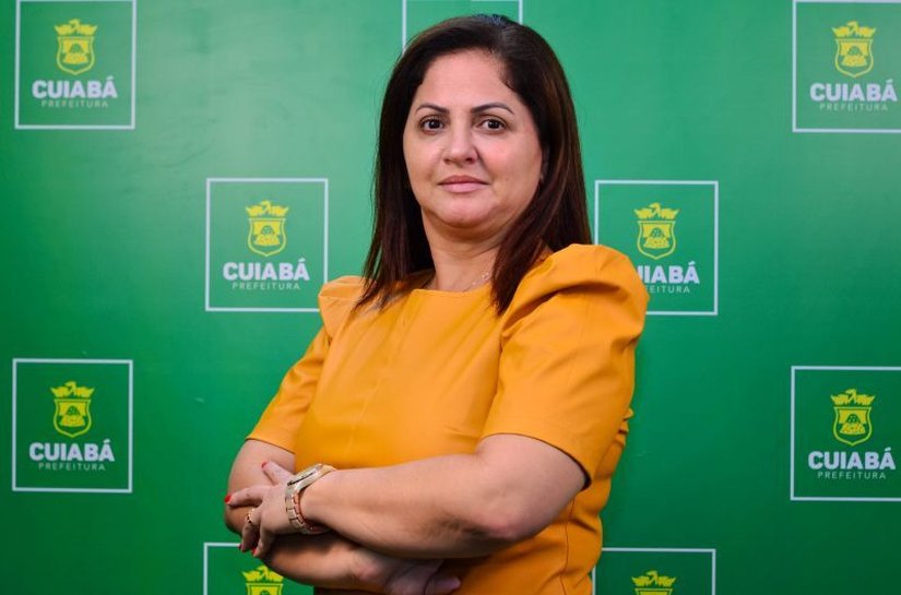 Quem é a Professora Débora, uma ex-feirante que estudou com sacrifício, se tornou referência na educação de Cuiabá e se lança como pré-candidata
