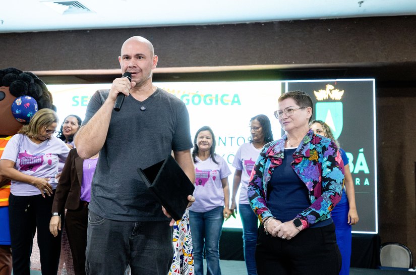 Prefeito Abilio homenageia professora por destaque em Português e Matemática