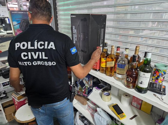 Shopping Popular vira “fábrica” de uísque falso: Polícia Civil apreende 444 garrafas e prende quatro em Cuiabá