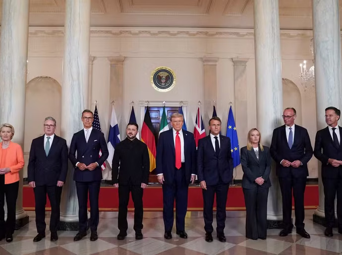 'Traído' por microfone, Trump é flagrado cochichando para Macron: Putin 'quer fazer um acordo por mim'