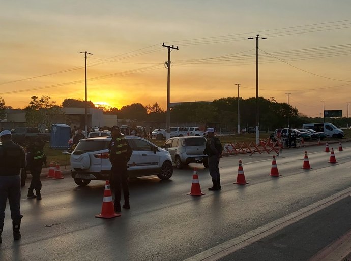 Veja Fotos: Operação Lei Seca prende 03 e apreende 41 veículos e sete motos em Várzea Grande