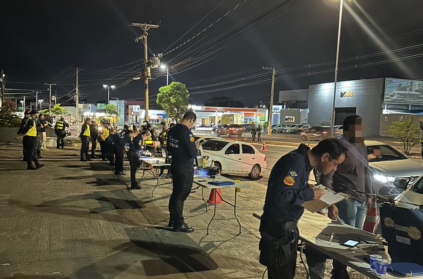 Blitz da Lei Seca na Avenida Miguel Sutil flagra motoristas dirigindo embriagados