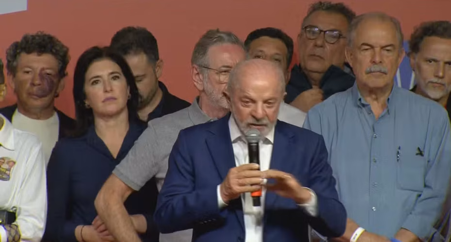 Após eleição ir ao segundo turno, Lula diz que acredita na vitória sobre Flávio Bolsonaro