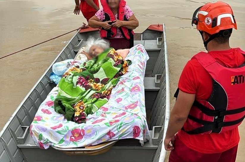 Bombeiros usam embarcação para resgatar idosa acamada e filha ilhadas em alagamento; veja vídeos