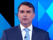 Flávio ganha direito de resposta após ser chamado de 'miliciano'