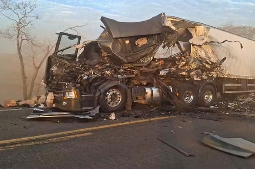 CENÁRIO DE GUERRA: colisão entre carretas mata caminhoneiro e espalha destroços pela BR-364