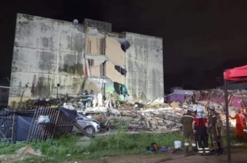 Adolescente e homem morrem após edifício desabar em Olinda; bombeiros tentam resgatar mais quatro pessoas