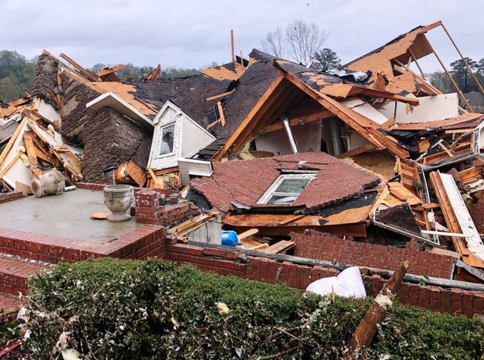 Tornado nos EUA deixa feridos e danos em cidades do Alabama