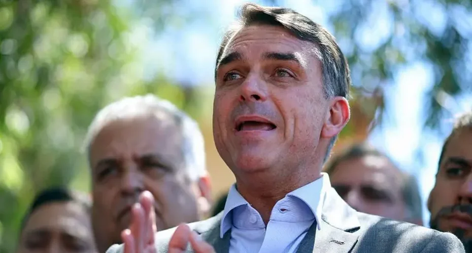 O que Flávio Bolsonaro quer mudar na Constituição, caso seja eleito com Congresso mais poderoso e conservador?